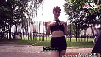 Alemana pelirroja y delgada adolescente es remolcada públicamente a través de EroCom Date y folla al aire libre en POV