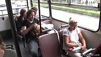 Castagna scopa in un autobus pubblico