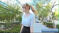Alyssa, une jeune fille blonde aux gros seins naturels et sexy, montre ses gros seins dans un restaurant