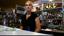 Горячей блондинке-бармену отшпилили киску за деньги