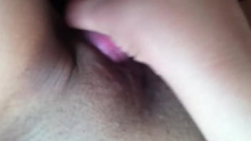 Big Black Dick Cums Big auf Ebony Hot Girl´s Tits & Sie masturbiert mit Sperma