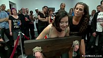 Gebundene Schlampe anal in der öffentlichen Galerie gefickt