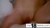 MY18TEENS - Une fille se masturbe dans le bain et l'orgasme en gros plan