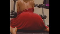 Une strip-teaseuse secoue le cul en robe rouge
