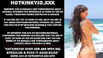 Hotkinkyjo открывает свою задницу зеркалом размером XXL и трахает ее дилдо на глубину 40 см