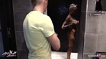 tedesca magra catturata dal fidanzato della sorella mentre faceva la doccia e segretamente scopata - Teen tedesca
