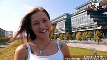 Uma jovem turista au pair de 18 anos foi apanhada por um alemão em Berlim via EroCom Date e fodida sem borracha