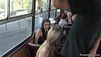 Loira fazendo tratamento facial em ônibus público