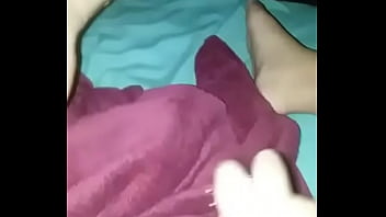 Geiles Mädchen masturbiert mit einer Haarbürste für ihre Freundin (Teil 1)