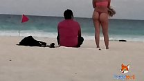 Montrant le cul en string près de la plage et réchauffant les hommes, seuls deux ont été encouragés à me toucher (Vidéo complète sur premium xvideos channel)