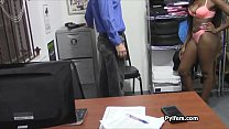 CCTV fängt als sexy schwarzer Dieb im Büro bestraft wird