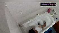 Telecamera nascosta nella vasca da bagno mentre una giovane donna si masturba il culo, lei entra e scopa così forte