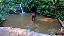 Молодая темнокожая женщина, снимающая фото и видео в потоке - Бруна Блэк - Биньо Тед - Сандро Лима - Фабио Силва - Байана Арретада