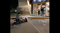 Cagna in Messico succhia il cazzo davanti alla stazione di servizio