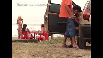 いたずらなカップルがモンガグアのビーチで公共の場でオーラルセックスをする-SP