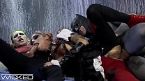 Harley Quinn scopa Joker e Batman