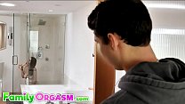 Spionage Mama in ihrem Badezimmer - FamilyOrgasm.com