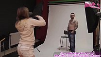 Il fotografo seduce il modello maschile durante le riprese