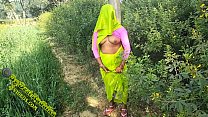 インドのカップルはヒンディー語で村のポルノで屋外セックスを楽しむ