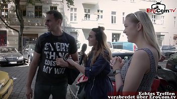 O repórter está procurando um homem e uma mulher na rua para um encontro de sexo real