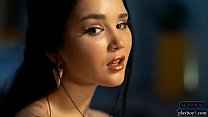 La sexy MILF asiatica Malena fa uno spogliarello per Playboy