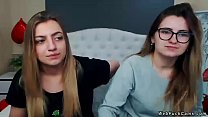 Lesbiennes amateurs attachant sur webcam
