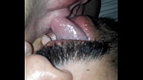 Teen nimmt einen Blowjob auf ihrer Pepeka mit durchbohrter Zunge