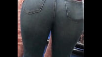 Красивая задница в джинсах откровенно с линией трусиков