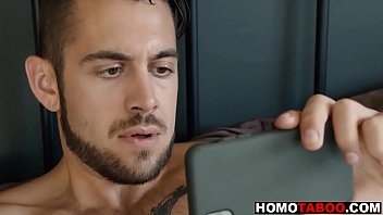 Stiefbruder hat mich beim Anschauen von schwulen Pornos erwischt!
