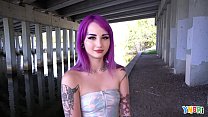YNGR - Hot Inked Purple Hair Punk Teen wird geschlagen