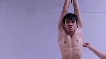 Asian Hot Boy Brustwarzen Folter