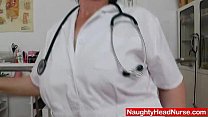 Brunette infirmière examine son vagin