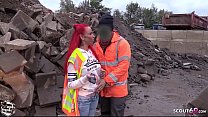 建設現場の労働者はコンドームなしで仕事で赤毛のティーンとセックスします-ドイツの赤毛