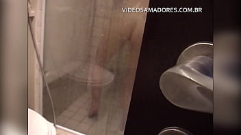 Voyeur-Mann nutzt eine halboffene Tür aus, um nacktes Mädchen in der Badewanne zu filmen
