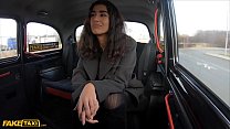 Fake Taxi Asian Babe bekommt ihre Strumpfhose zerrissen und Muschi von italienischen Taxifahrer gefickt