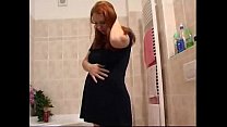 Rothaarige schwanger in der Dusche