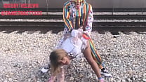 Payaso se folla a una chica en las vías del tren