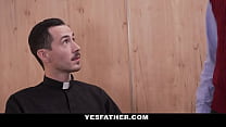 変態僧侶が机の上で生のカトリックアカデミーの少年と性交し、不機嫌そうな少年がオルガスムにうめき声を上げる