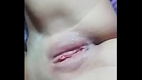 Petite salope se mouille pendant que son vagin est enflammé