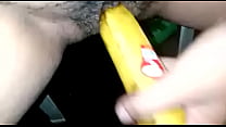 Мастурбирует бананом