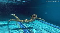 Mary Kalisy Russischer Pornostar schwimmt nackt im Pool