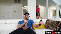 Slutty teen demi-soeur bustes son demi-frère se branler sur le canapé et propose de l'aider pour un petit échange