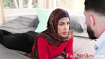 Meia-irmã árabe em Hijab pratica fodendo meio-irmão- Maya Farrell
