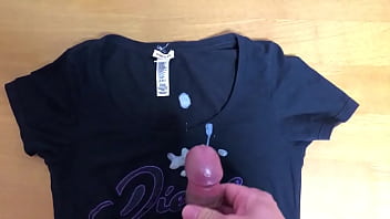 Du sperme sur le t-shirt de ma femme