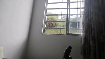जल्द ही मेरे पड़ोसी मुझे हस्तमैथुन करने का पता चलता है लेकिन अंत में मैं एक ही खिड़की से बाहर चला जाता हूं