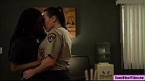 Kira aide l'officier Sinns à atteindre l'orgasme