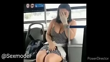 Грудастая сквиртит в автобусе