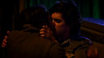 Avan Jogia et Tyler Posey s'embrassent dans une émission de télévision Now Apocalypse | GAYLAVIDA.COM