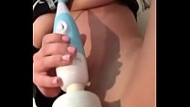 Юная девушка мастурбирует оргазм киску вибратором