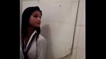 Ragazza indiana Archana che fa diteggiatura nel bagno